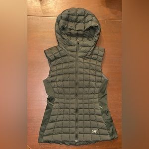 Arc’teryx Narin Vest // dark olive green // XS // goose down